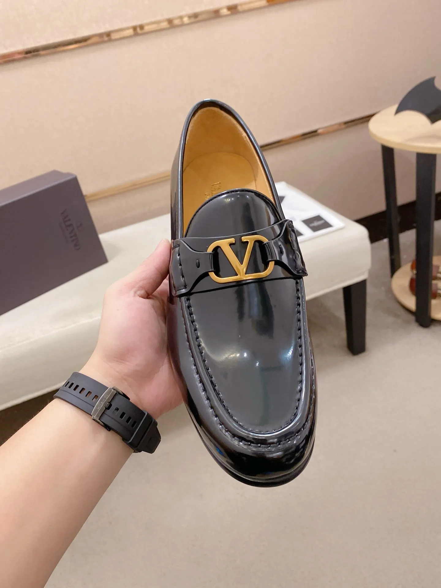 Factory price: 700💰Valentino's new men's V logo micro-label business casual loafers. These Derby loafers are made of imported cowhide leather. They are light in texture and cool in style. The uppers are decorated with brand logo buckles, highlighting the big-brand style! The lines reveal novel urban trends. The toe is round and full, and the rubber foam sole and triple protruding leather welt complement each other. It is extremely fashionable and charming, with dyed calfskin lining, genuine leather feet, and standard logo decoration. It is simple yet elegant. It has a classic European and American loose style and is extremely comfortable on the feet. Size: 39-44 (38.45. Customized)